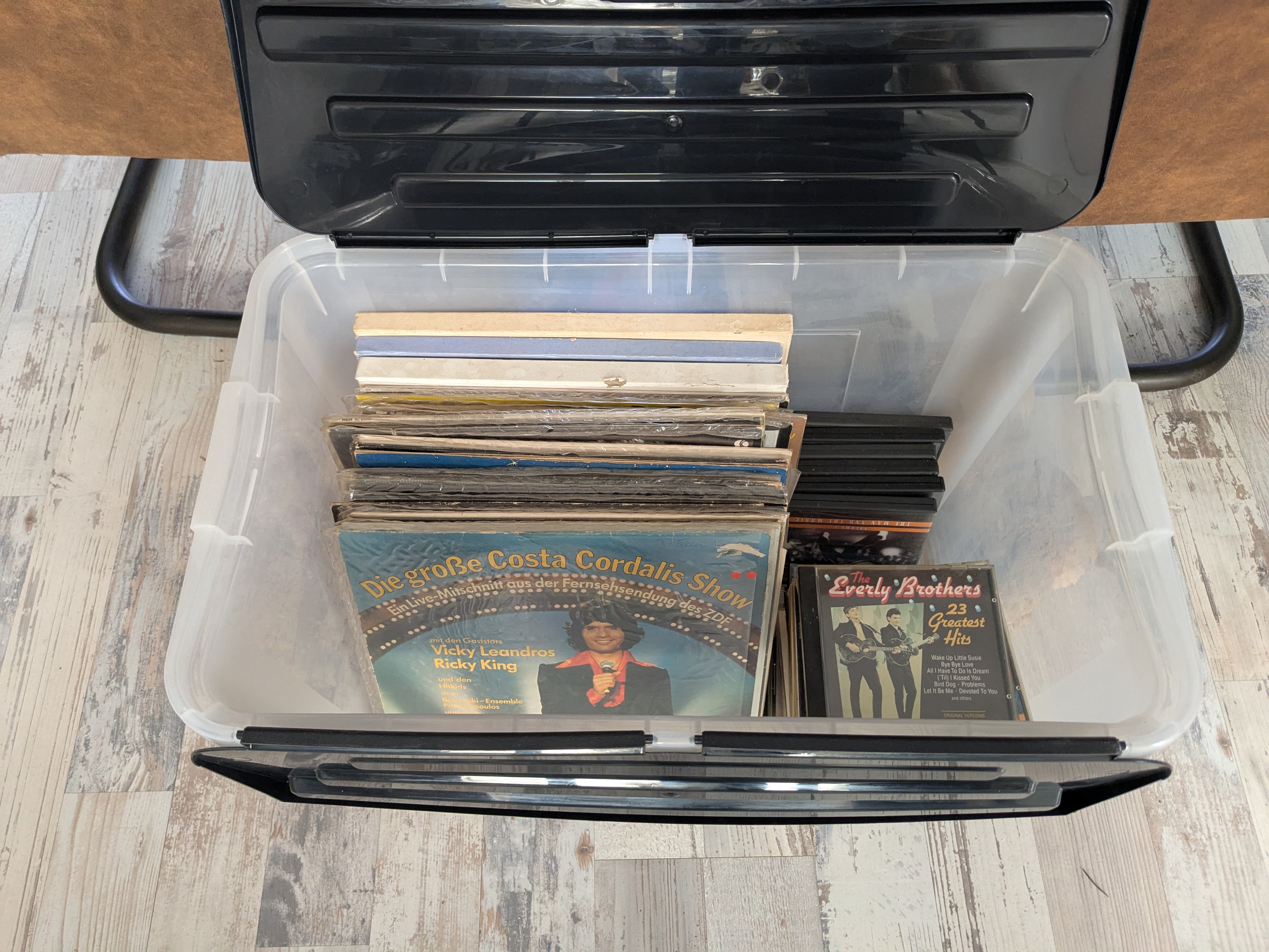 De bak met LP's en CD's