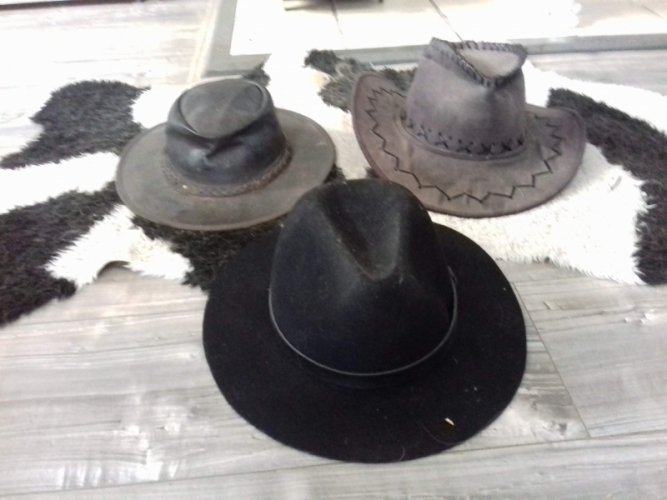 Drie hoeden bij elkaar